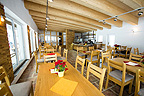 Dřevěný interiér restaurace - nábytek, obložení, bar