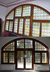 Prosklená stěna s restaurovanými vitrážemi + výroba dveří
