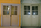 Repase prosklených dveří s replikami odcizeného kování
