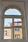 
Replika obloukového kastlového okna z interiéru vč. replik kování